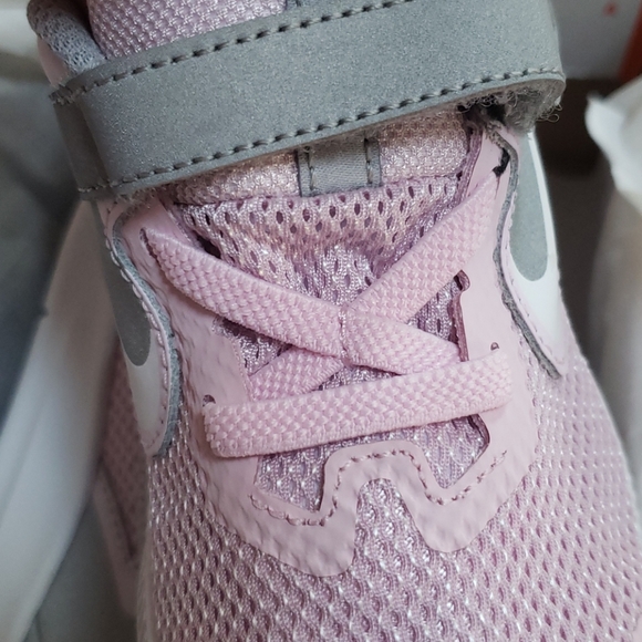 NIB Girl's Nike Light Pink & Gray Size 10 Sneakers - Picture 2 of 3